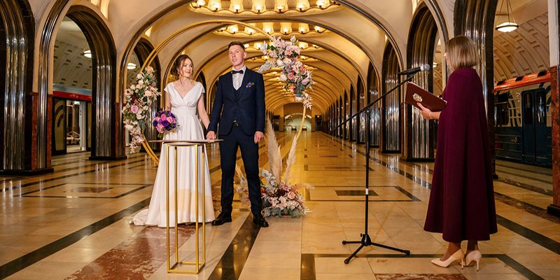 На станции метро «Маяковская» открылся летний сезон свадеб