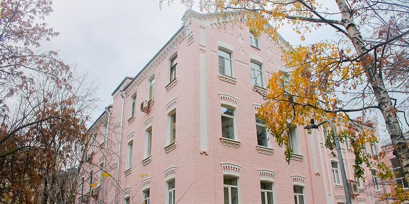 Фигуры на фасадах: 35 домов с сандриками обновили с начала года в Москве