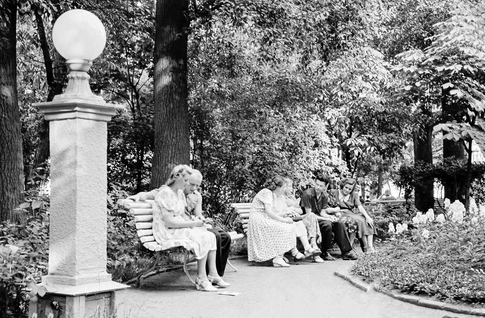 В уютном уголке сада «Эрмитаж». Фото М. Озерского. 1953 год. Главархив Москвы
