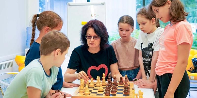 Ораторское искусство, пластилиновая анимация, шахматы: какие занятия ждут московских школьников в парках