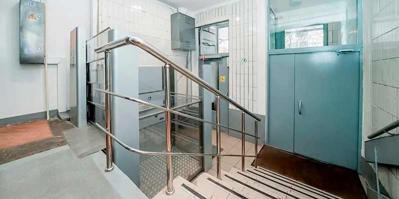 Вертикальные и наклонные: какие подъемники для маломобильных горожан установят в домах на юге Москвы