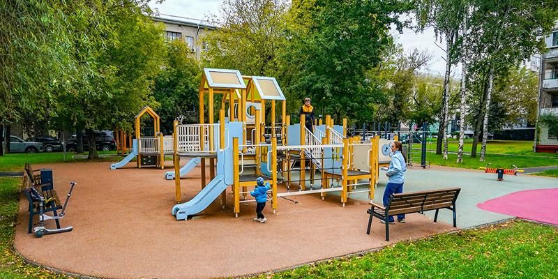 Детские площадки, воркаут-зоны и места для отдыха: на Сходненской улице завершили благоустройство двора