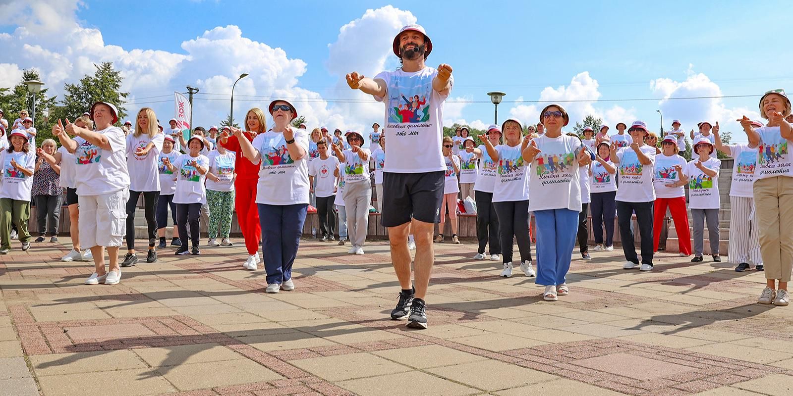 Новые направления, «Зарядки долголетия» и звездные гости: как прошел летний сезон проекта «Московское долголетие»