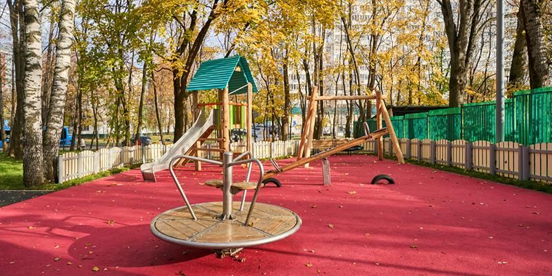В Зюзине благоустроили территорию около центра госуслуг «Мои документы»