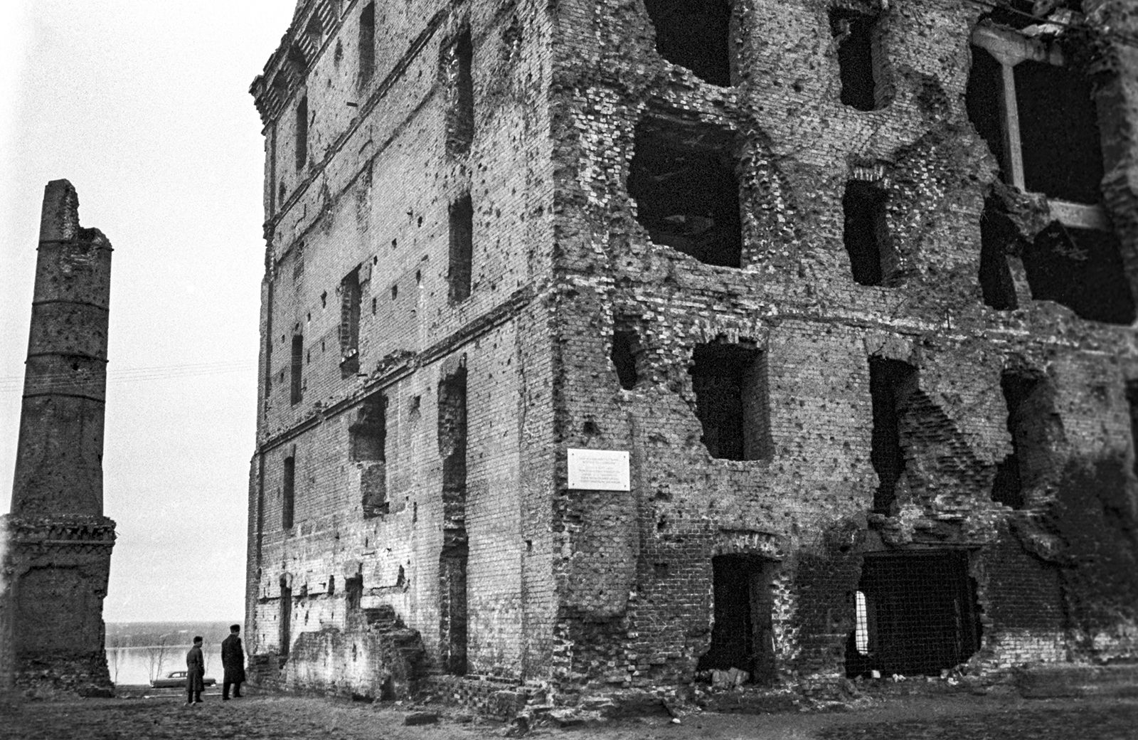 Разрушенное здание мельницы имени Грудинина, оставленное в память о Сталинградской битве. Фото Л. Бергольцева. 1965 год. Главархив Москвы