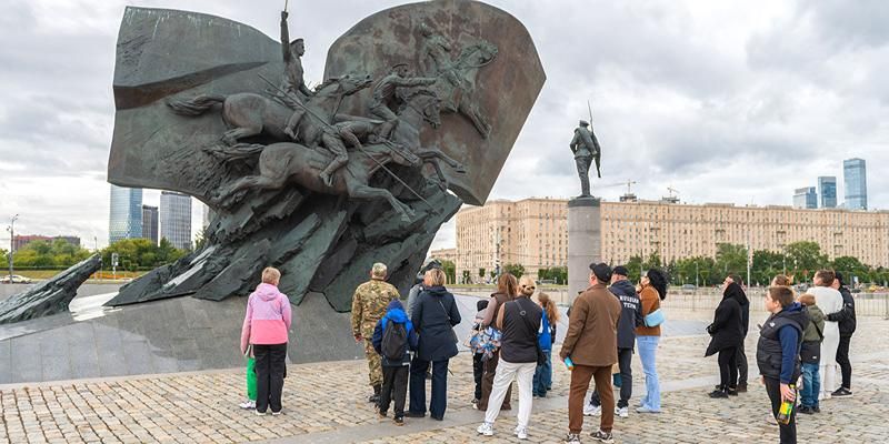 Через историю Москвы к памяти поколений: семьи участников СВО посетили экскурсии по районам столицы