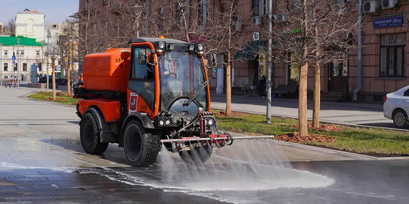 В Москве начали промывать с шампунем дороги и тротуары