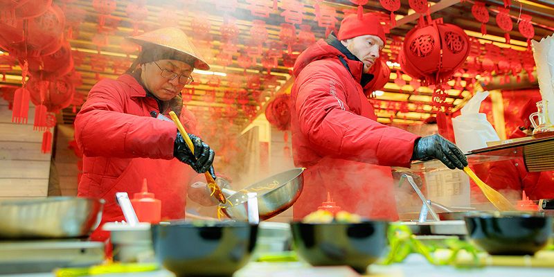 Драконы из фарфора и пельмени цзяоцзы: торгово-гастрономическая программа фестиваля «Китайский Новый год в Москве»