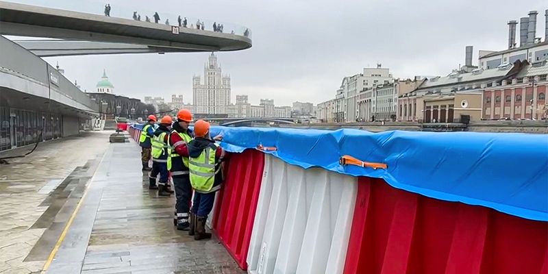 Набережные в центре Москвы защитили специальными барьерами на время весеннего паводка