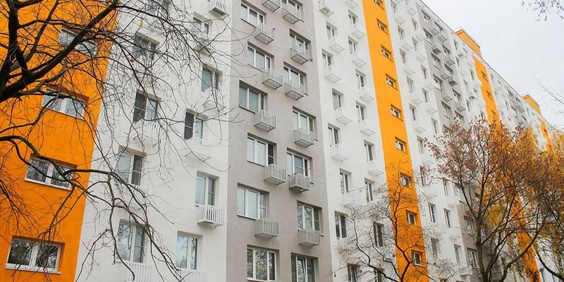 Неапольский желтый и сигнальный белый: в Борисовском проезде обновили фасады четырех домов