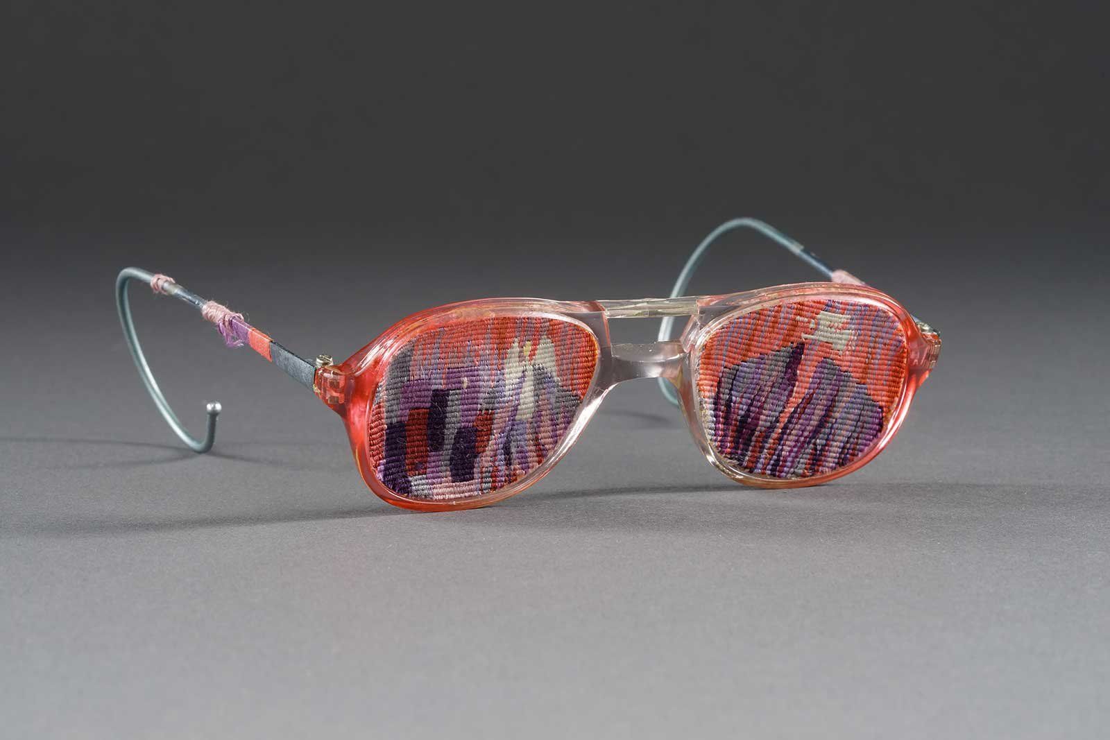 Мини-панно «Розовые очки». Автор М. Нечепорук. 1990 год