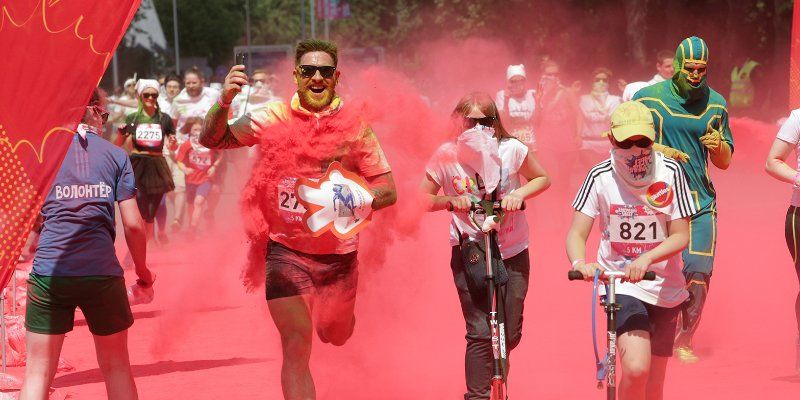 Красочный забег в «Лужниках» собрал несколько тысяч участников