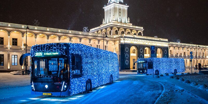 На улицы Москвы вышел новогодний общественный транспорт