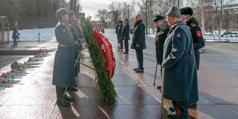 Мэр Москвы возложил венки и цветы к Могиле Неизвестного Солдата в честь Дня защитника Отечества